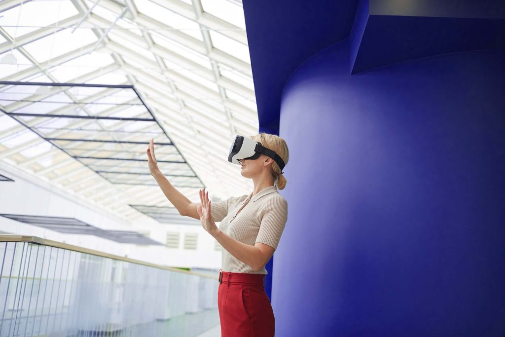 businesswoman-in-virtual-reality-WJHYM46.jpg
